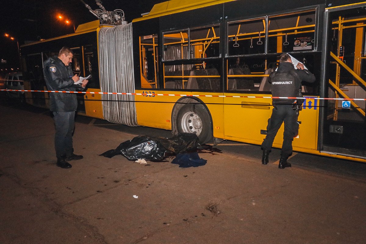 18 ноября, на остановке "Березняки" троллейбус переехал мужчину 18 ноября, на остановке "Березняки" троллейбус переехал мужчину