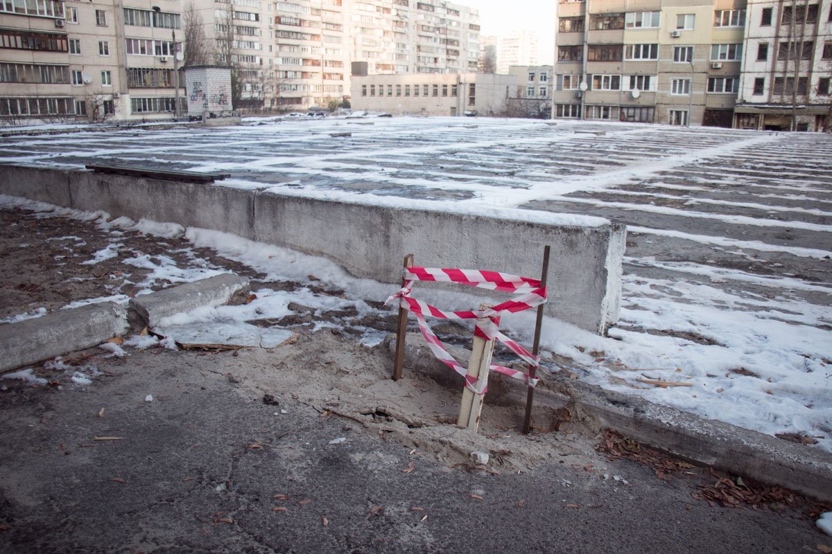 Асфальт впервые провалился около месяца назад из-за стройки подземной автостоянки