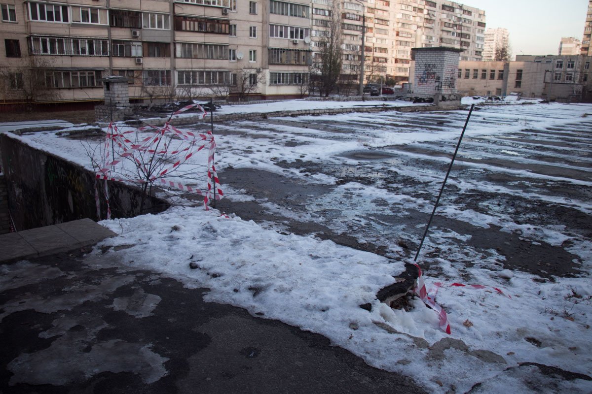 Жильцы пожаловались в коммунальные службы, но ямы только засыпали песком