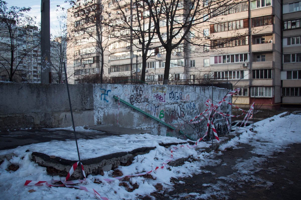 Первый провал асфальта произошел во дворе около месяца назад