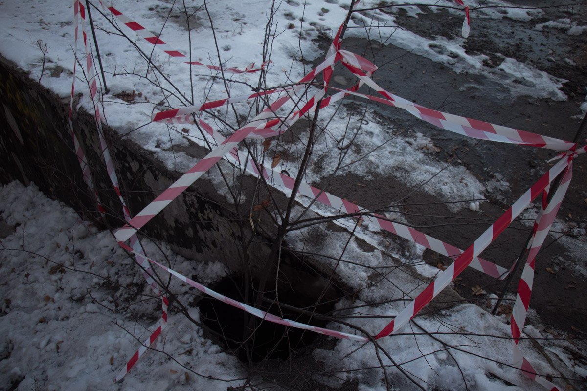 Ремонтники не заделали яму, а просто закрыли место провала ветками деревьев