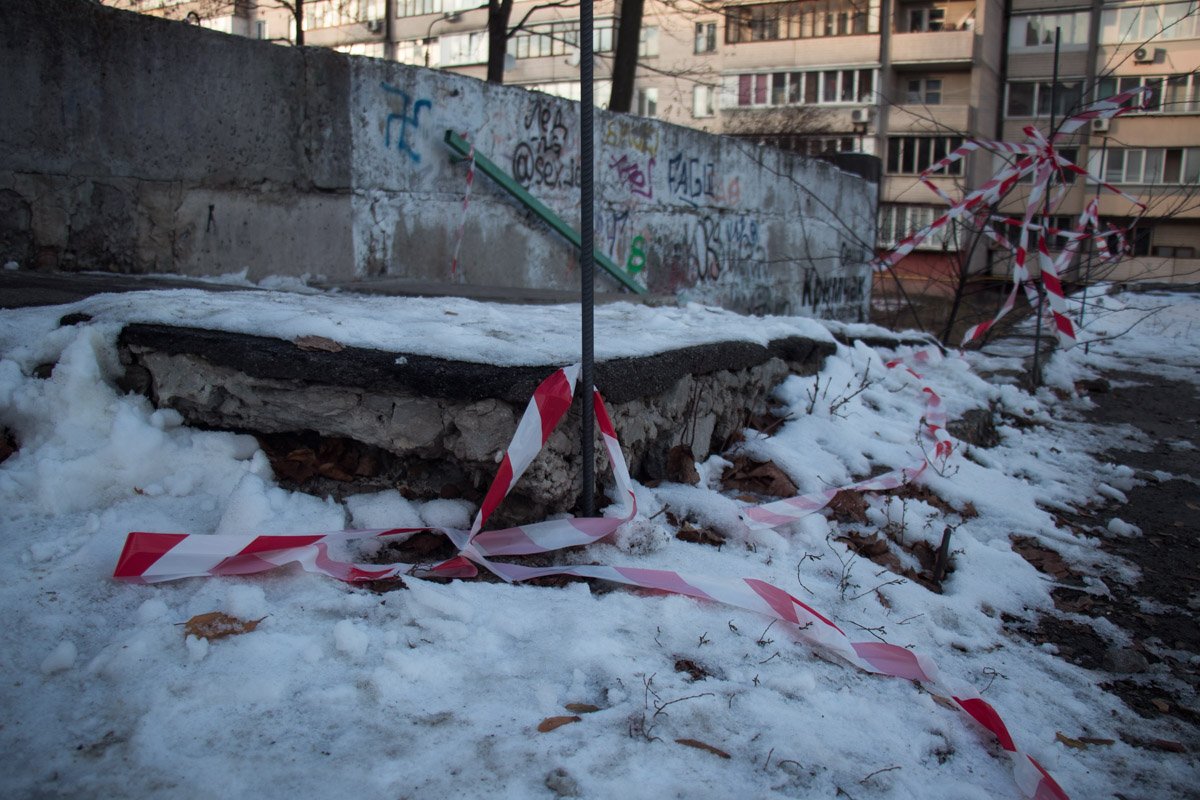 Через пару дней дыры в асфальте засыпали песком