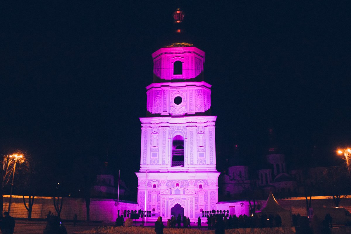 Софию Киевскую подсветили фиолетовым светом. Фото: Александр Калинчук Софию Киевскую подсветили фиолетовым светом. Фото: Александр Калинчук