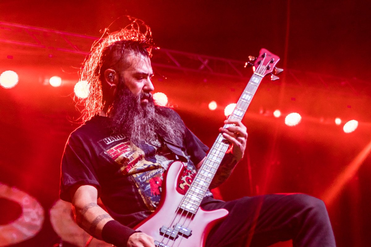 Джонни Чоу - басист Stone Sour Джонни Чоу - басист Stone Sour