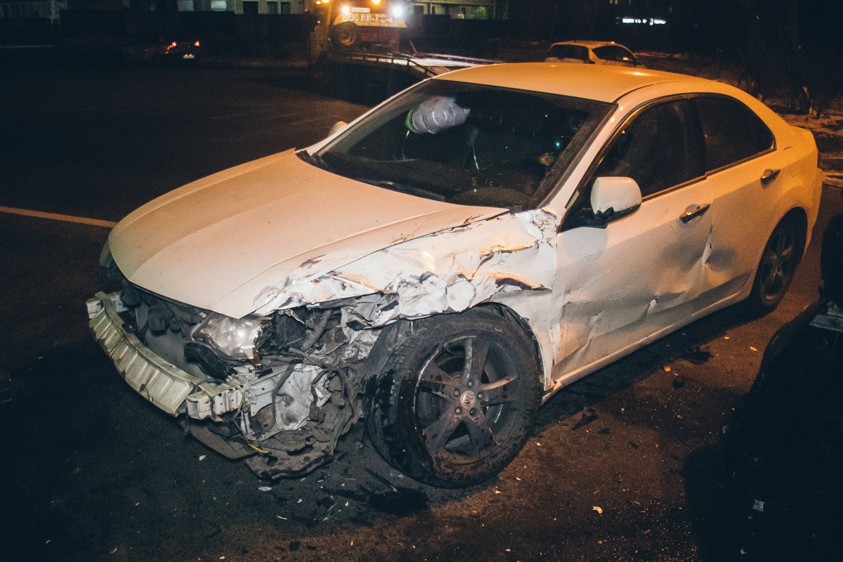 Honda Accord столкнулась с Renault Traffic на улице Бориспольской, 34а Honda Accord столкнулась с Renault Traffic на улице Бориспольской, 34а