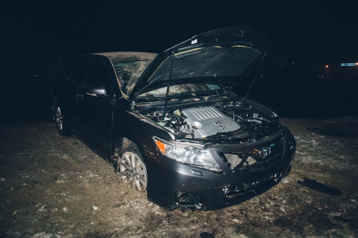 Renault подрезал Toyota, в результате чего "японца" снесло в кювет