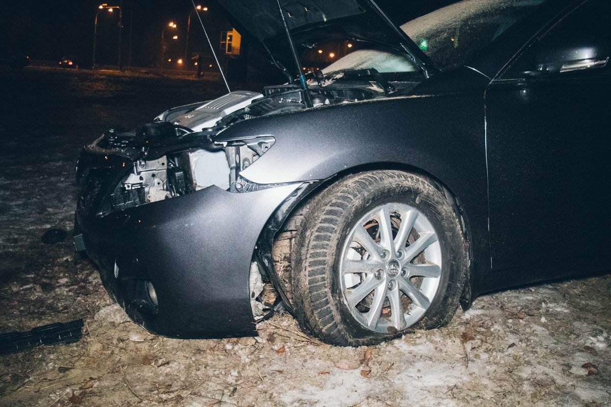 Автомобиль остановился на краю крутого обрыва