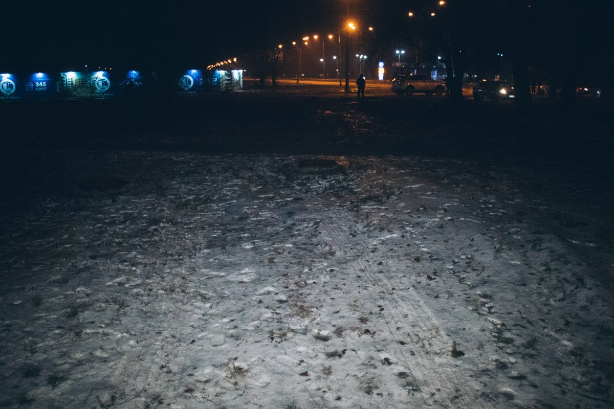 Toyota протянуло от проезжей части до кювета около 100 метров