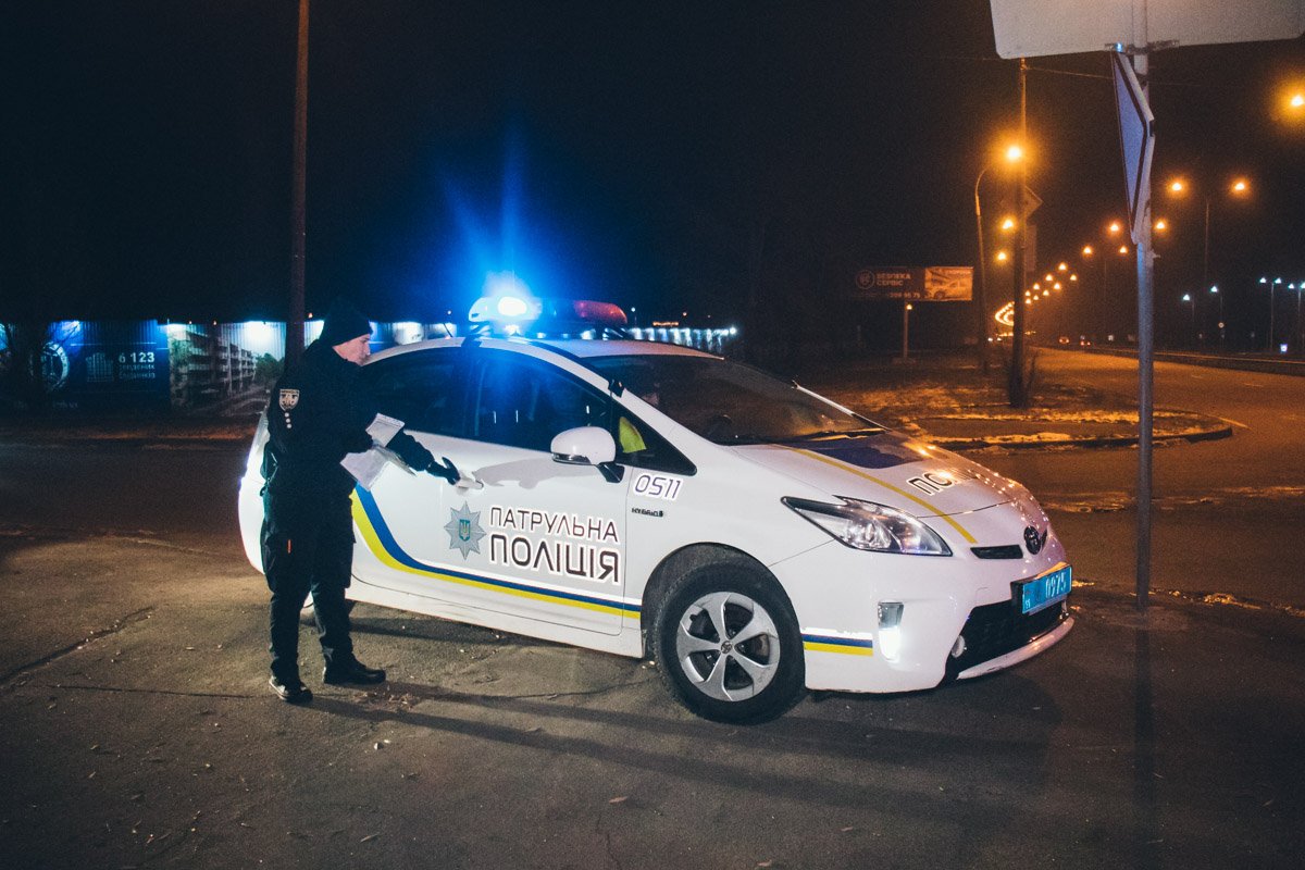 На место происшествия прибыли патруль полиции, "скорая" и следственно-оперативная группа