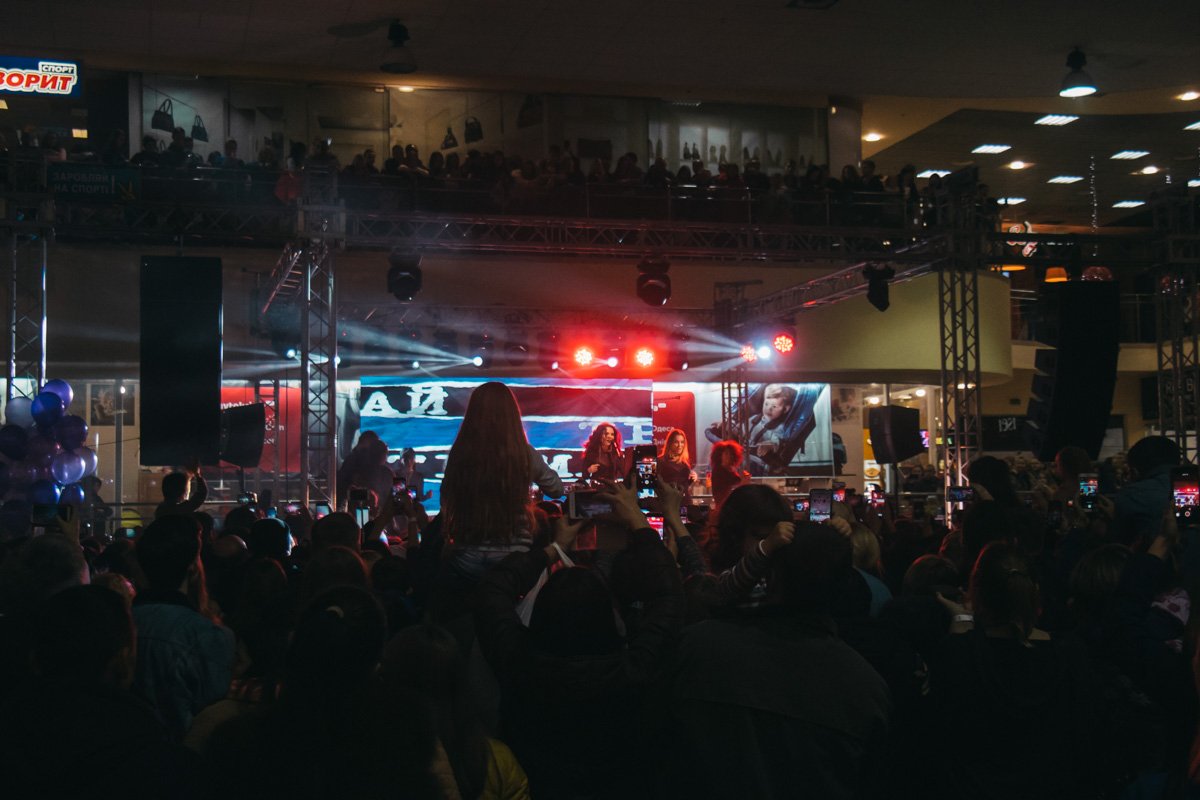 В Караване собрались родители с маленькими детьми, подростки, влюбленные пары и пожилые люди В Караване собрались родители с маленькими детьми, подростки, влюбленные пары и пожилые люди