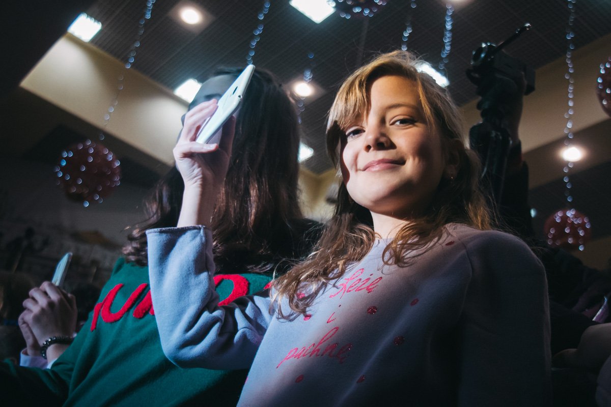 Больше всего посмотреть на исполнительницу рвались дети Больше всего посмотреть на исполнительницу рвались дети