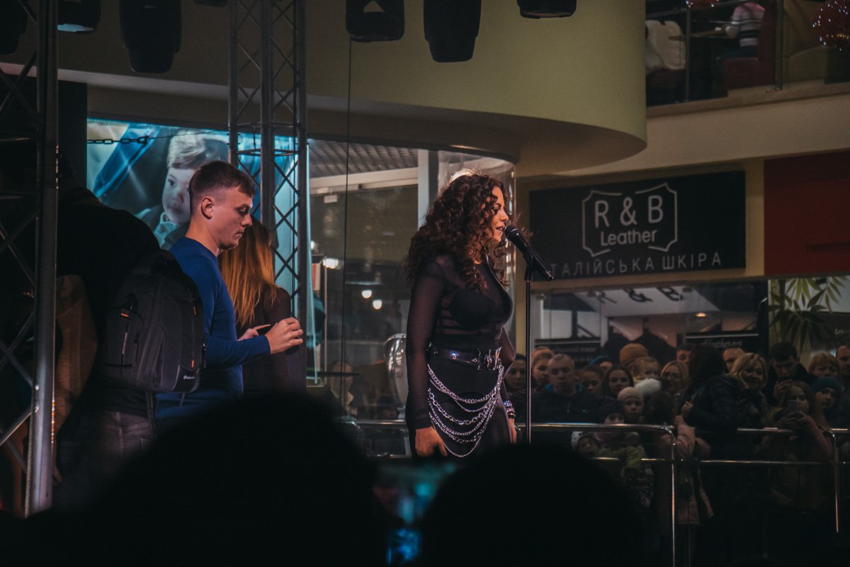 По словам некоторых из толпы, большинство из них пришли на праздник, чтобы послушать любимые песни украинской звезды По словам некоторых из толпы, большинство из них пришли на праздник, чтобы послушать любимые песни украинской звезды