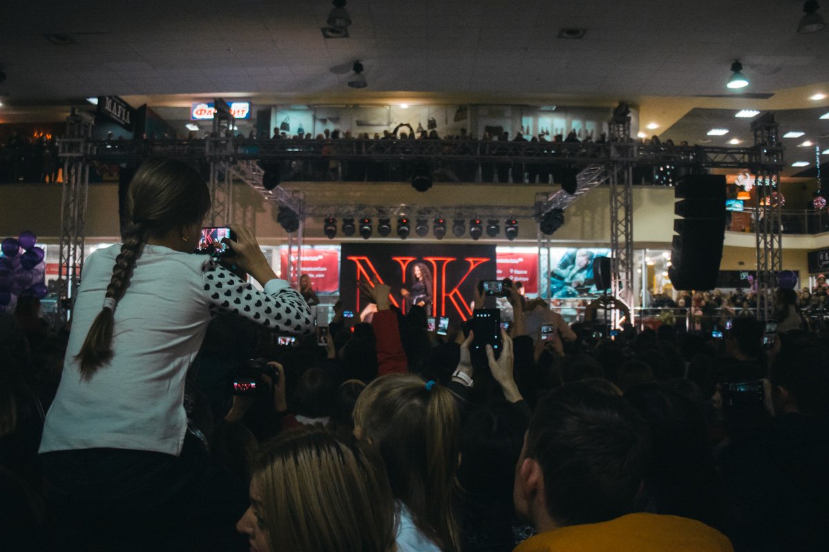 Настя вышла на сцену около 17:00, когда все пустые места торгового центра уже заполнили фанаты Настя вышла на сцену около 17:00, когда все пустые места торгового центра уже заполнили фанаты