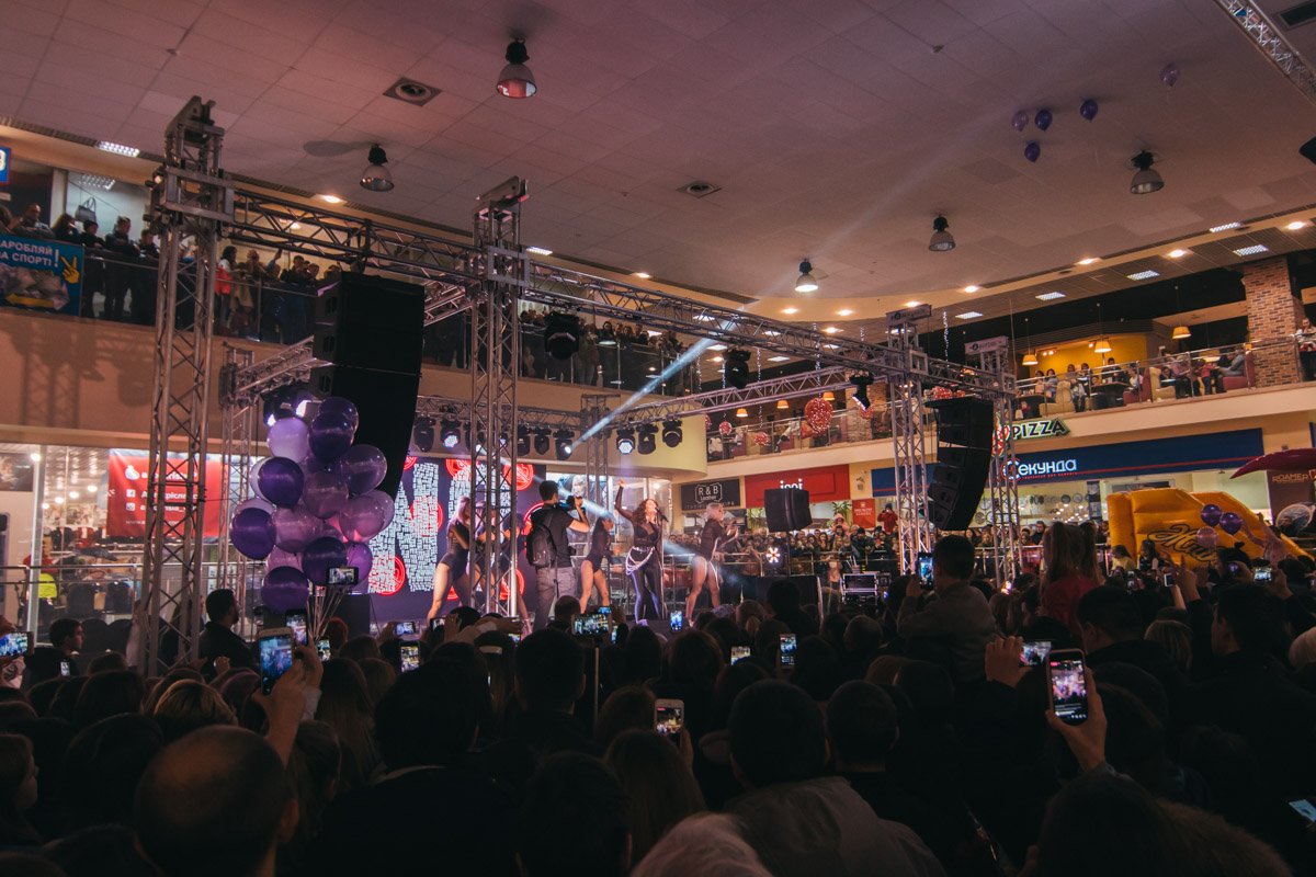 Появление певицы сопровождалось бурными овациями зрителей Появление певицы сопровождалось бурными овациями зрителей