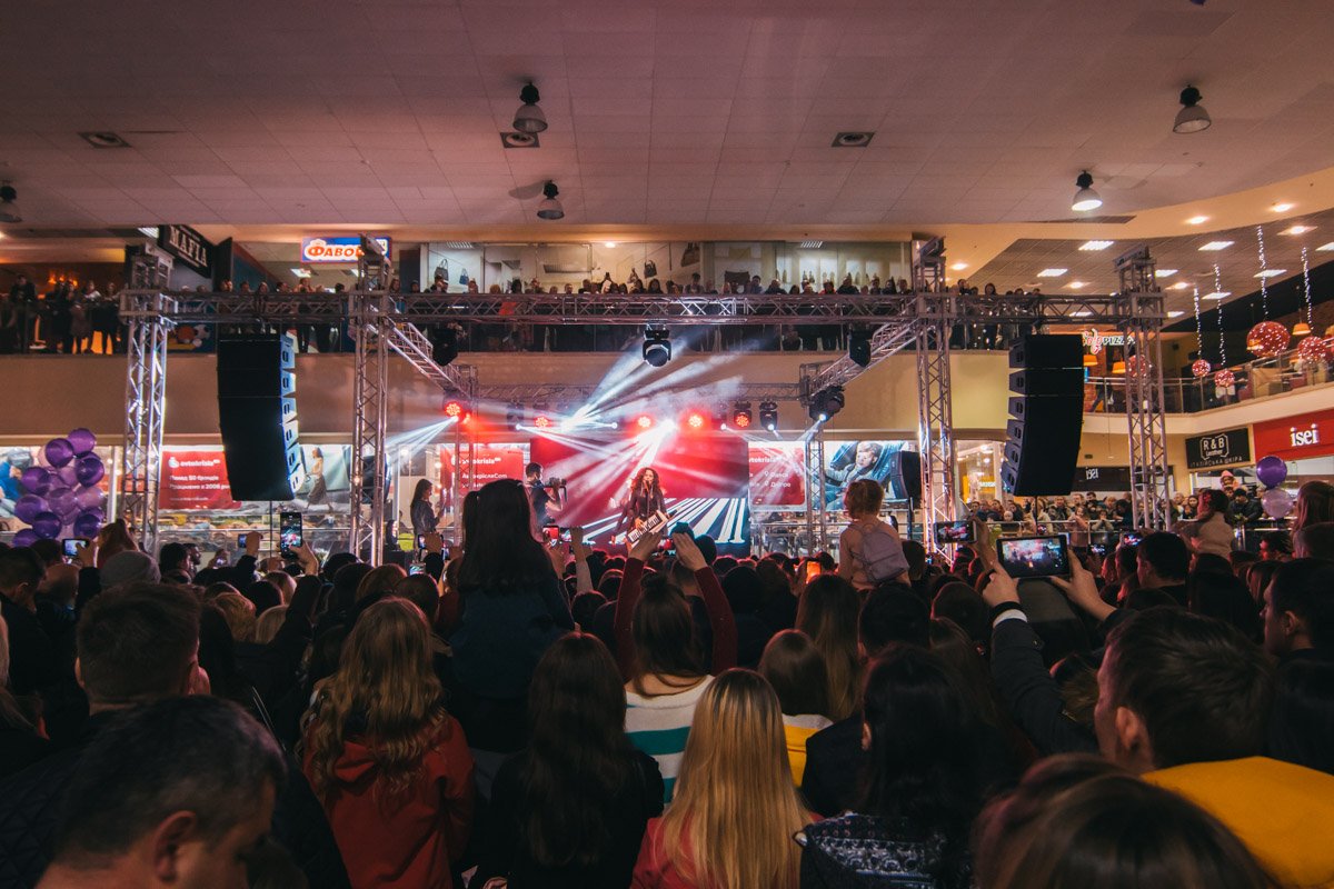 Публика танцевала, громко подпевала, выкрикивала слова восхищения и снимала все происходящее на телефоны Публика танцевала, громко подпевала, выкрикивала слова восхищения и снимала все происходящее на телефоны