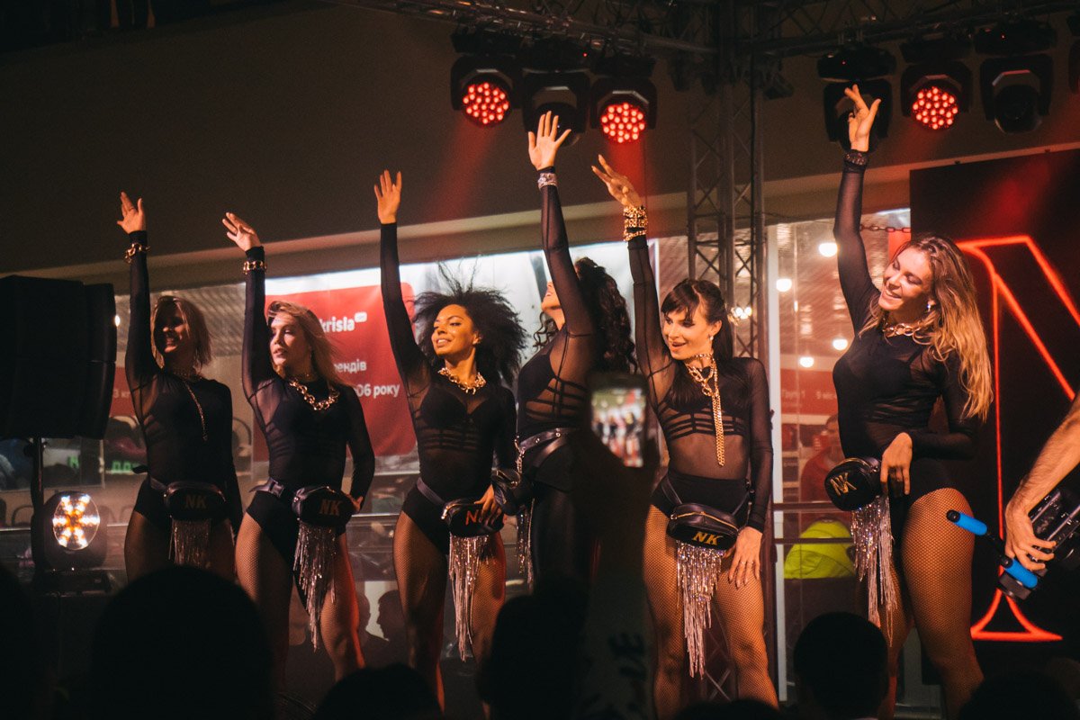 Ее шикарное исполнение сопровождала яркая хореография шоу-балета Ее шикарное исполнение сопровождала яркая хореография шоу-балета