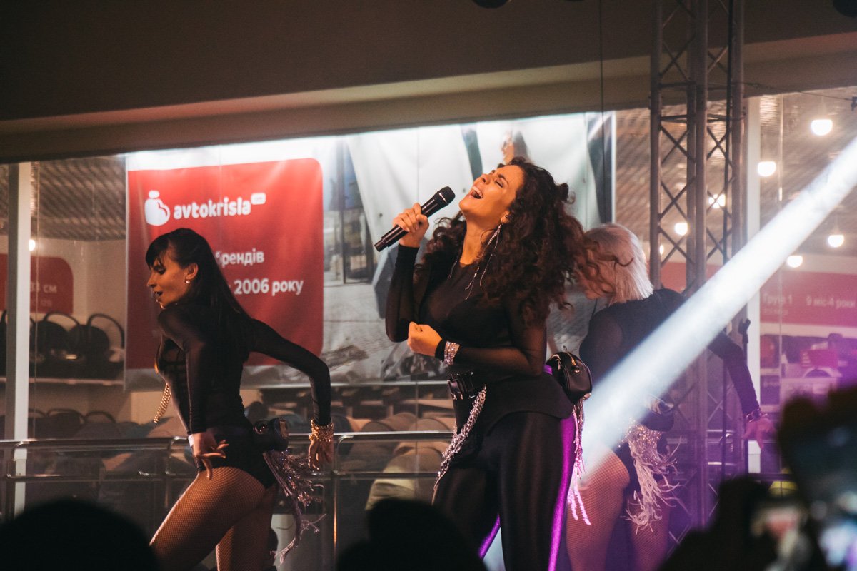 Настя и ее балет предстали перед гостями в эффектных образах Настя и ее балет предстали перед гостями в эффектных образах