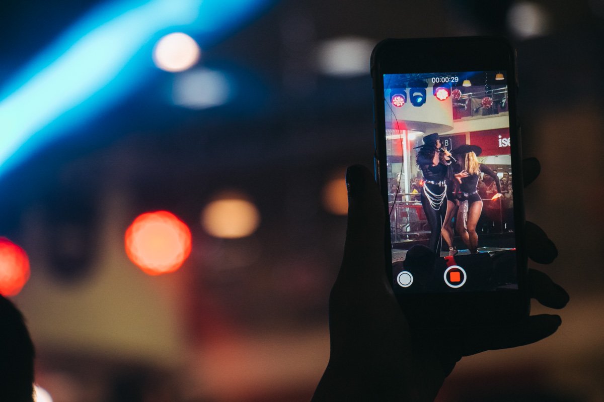 Самые ярые фанаты не прекращали снимать певицу на видео Самые ярые фанаты не прекращали снимать певицу на видео