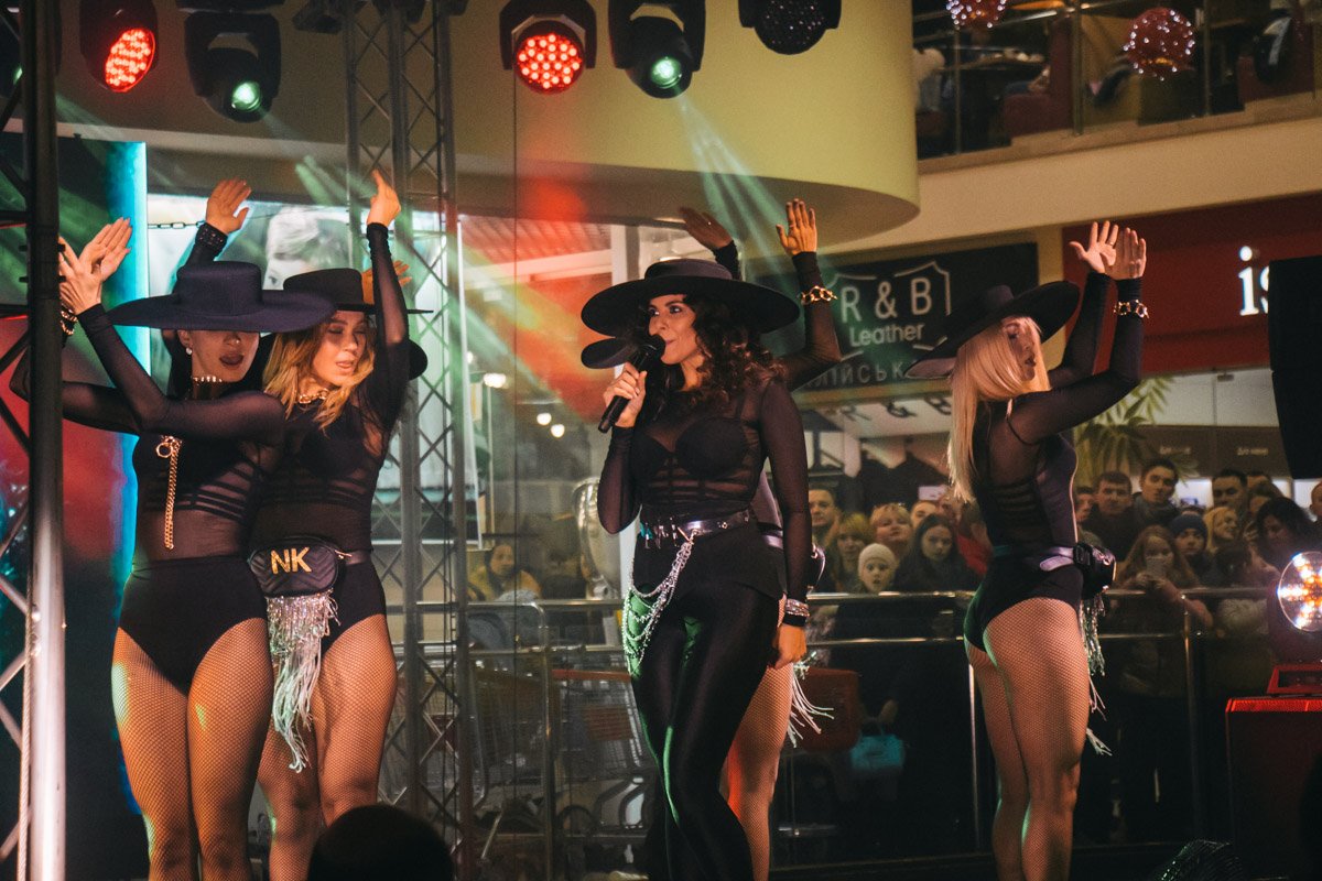 Во время выступления в помещении становилось все более жарко, количество людей каждую минуту увеличивалось Во время выступления в помещении становилось все более жарко, количество людей каждую минуту увеличивалось