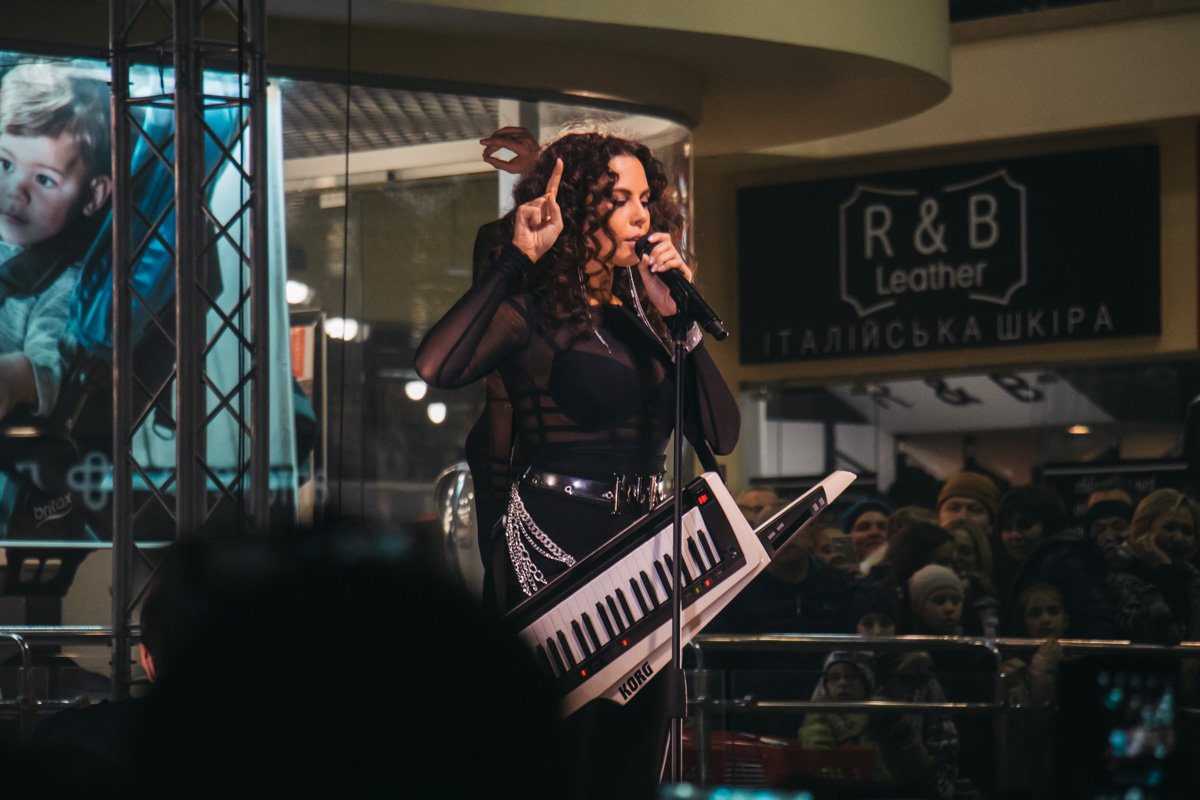 После мини-концерта исполнительница под шум толпы покинула помещение После мини-концерта исполнительница под шум толпы покинула помещение