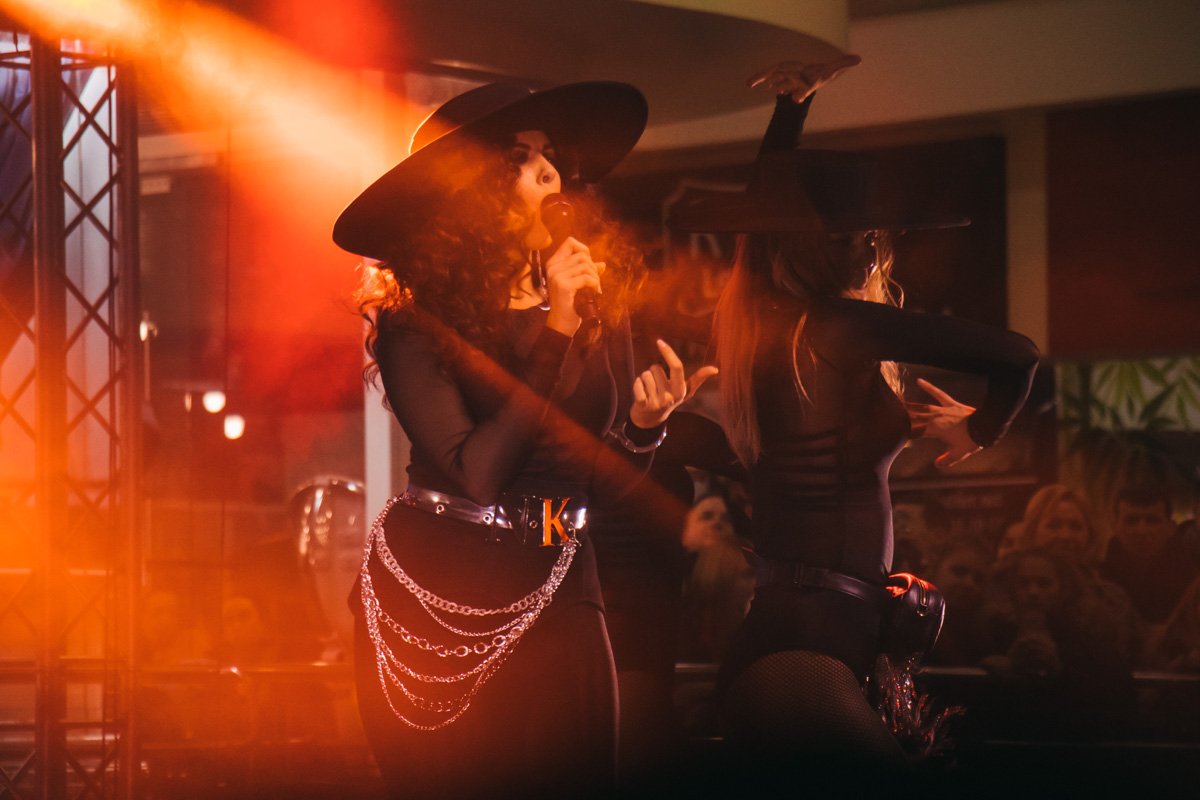 Слушатели еще какое-то время стояли со счастливыми улыбками и позитивными эмоциями Слушатели еще какое-то время стояли со счастливыми улыбками и позитивными эмоциями