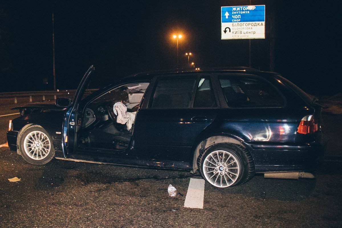 На Житомирской трассе, возле выезда из Киева произошла авария с участием автомобилей BMW 5 и Opel Insignia