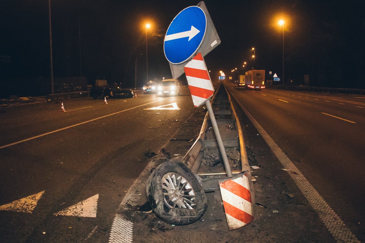 От удара об отбойник, у BMW оторвалось правое переднее колесо