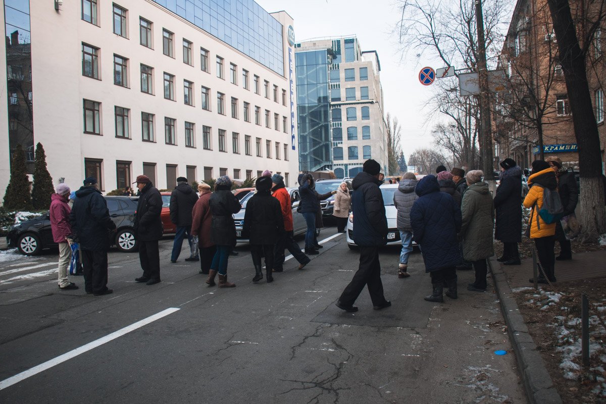 Люди перекрыли дорогу из-за того, что им не включили отопление