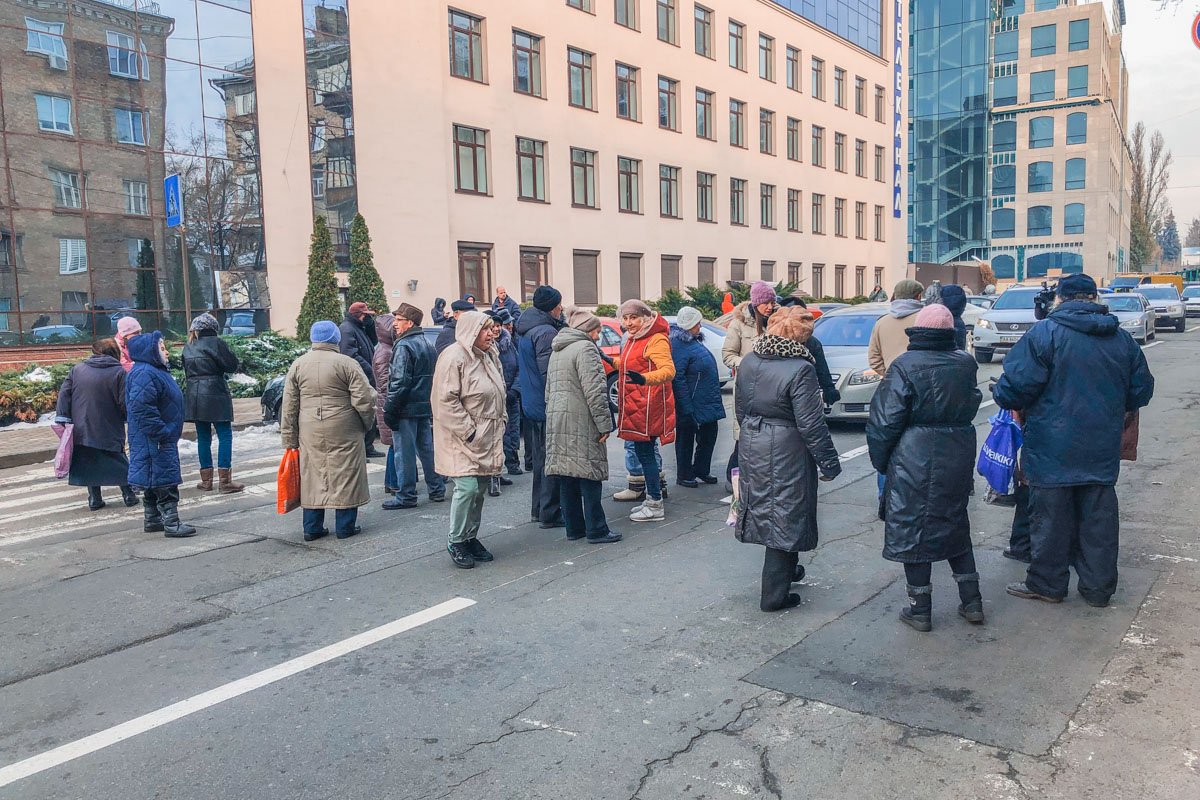 Люди рассказали, что перекрыли проезжую часть, потому что мерзнут в своих домах, где с 24 октября нет отопления