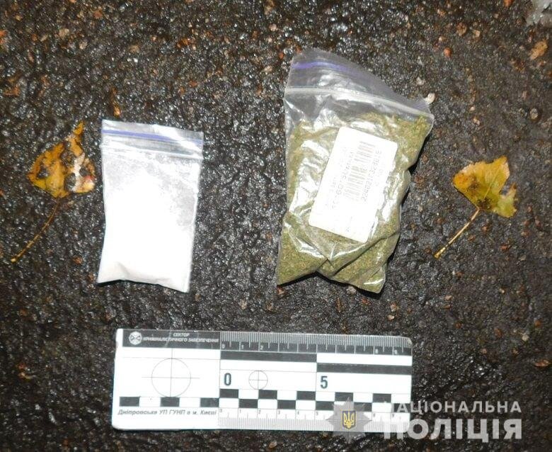 Vужчина нес нес в карманах амфетамин и каннабис