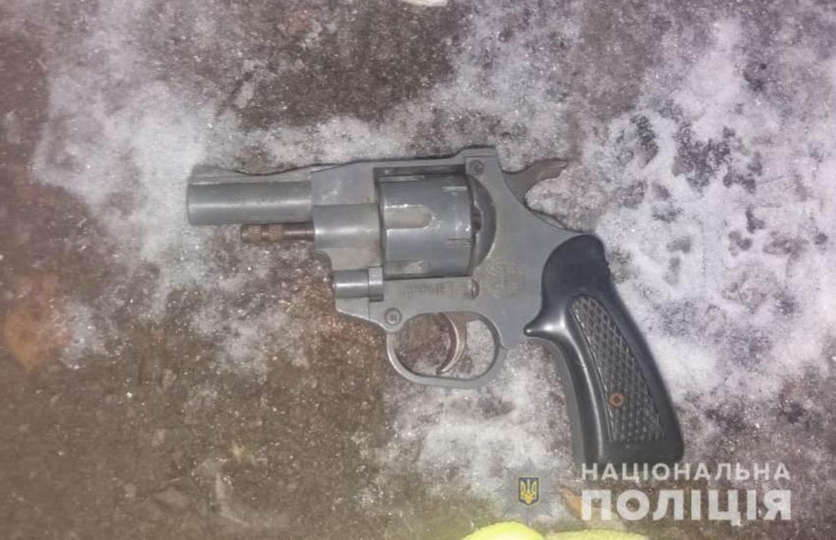 Зять хозяина магазина выхватил пистоле у грабителя Зять хозяина магазина выхватил пистоле у грабителя