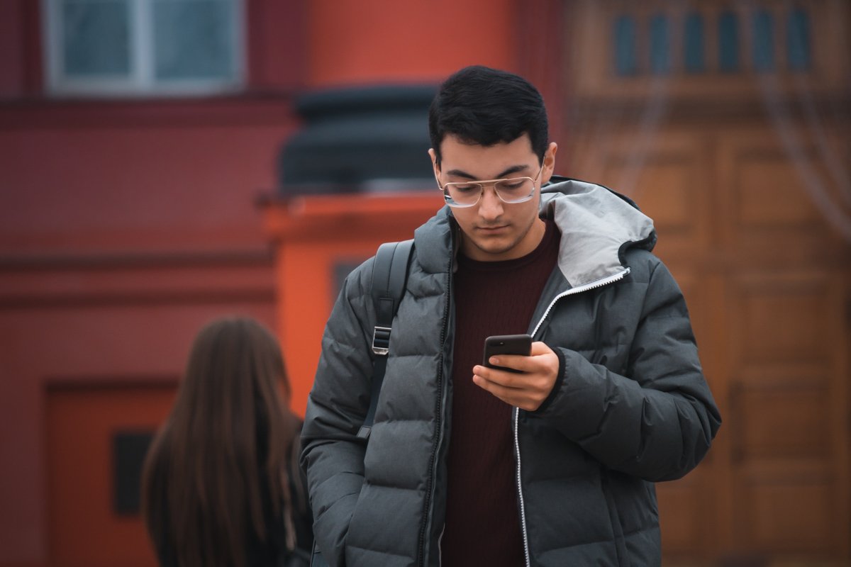 Оказывается, фото на фоне красного корпуса может быть не банальным Оказывается, фото на фоне красного корпуса может быть не банальным