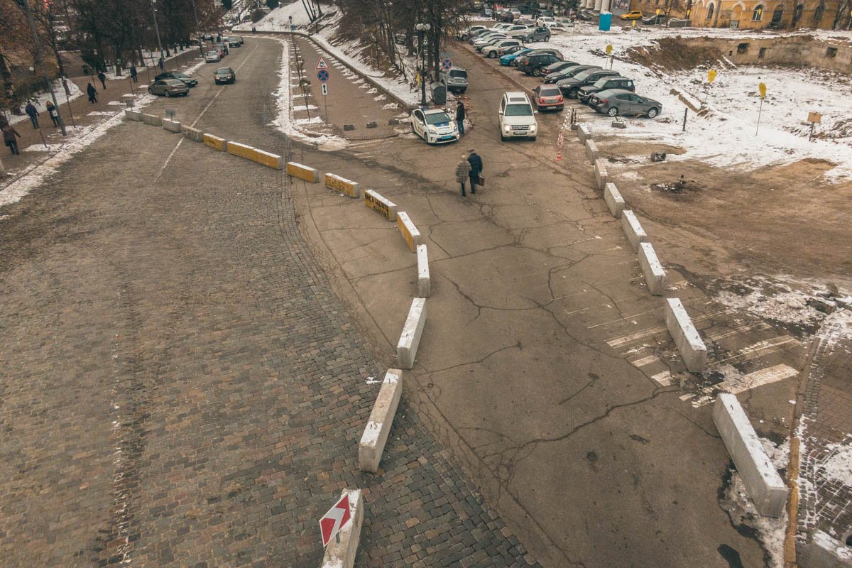 Около заезда к Октябрьскому дворцу поставили бетонные блоки Около заезда к Октябрьскому дворцу поставили бетонные блоки