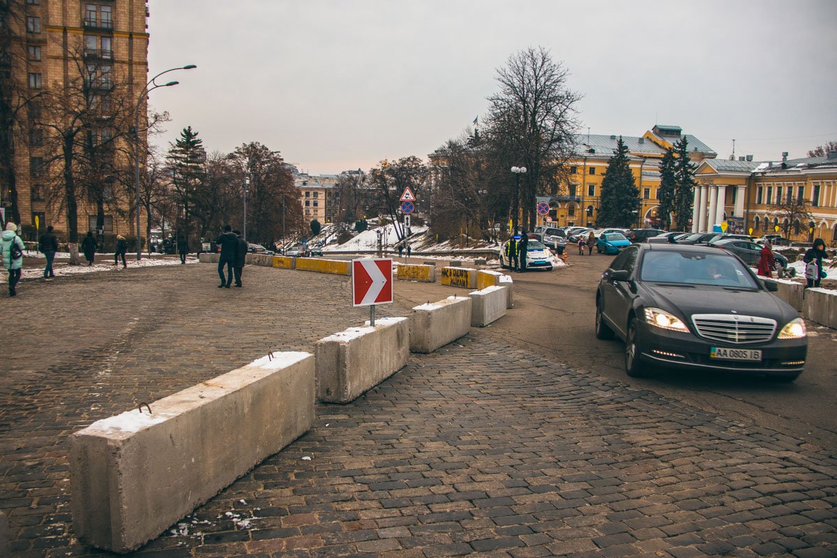 Теперь водителям приходится тормозить, чтобы объехать преграды Теперь водителям приходится тормозить, чтобы объехать преграды