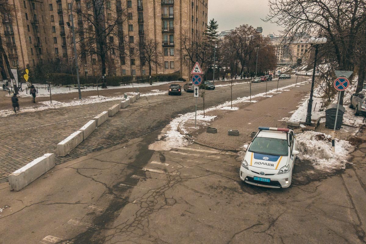 Около блоков дежурит патрульная полиция Около блоков дежурит патрульная полиция