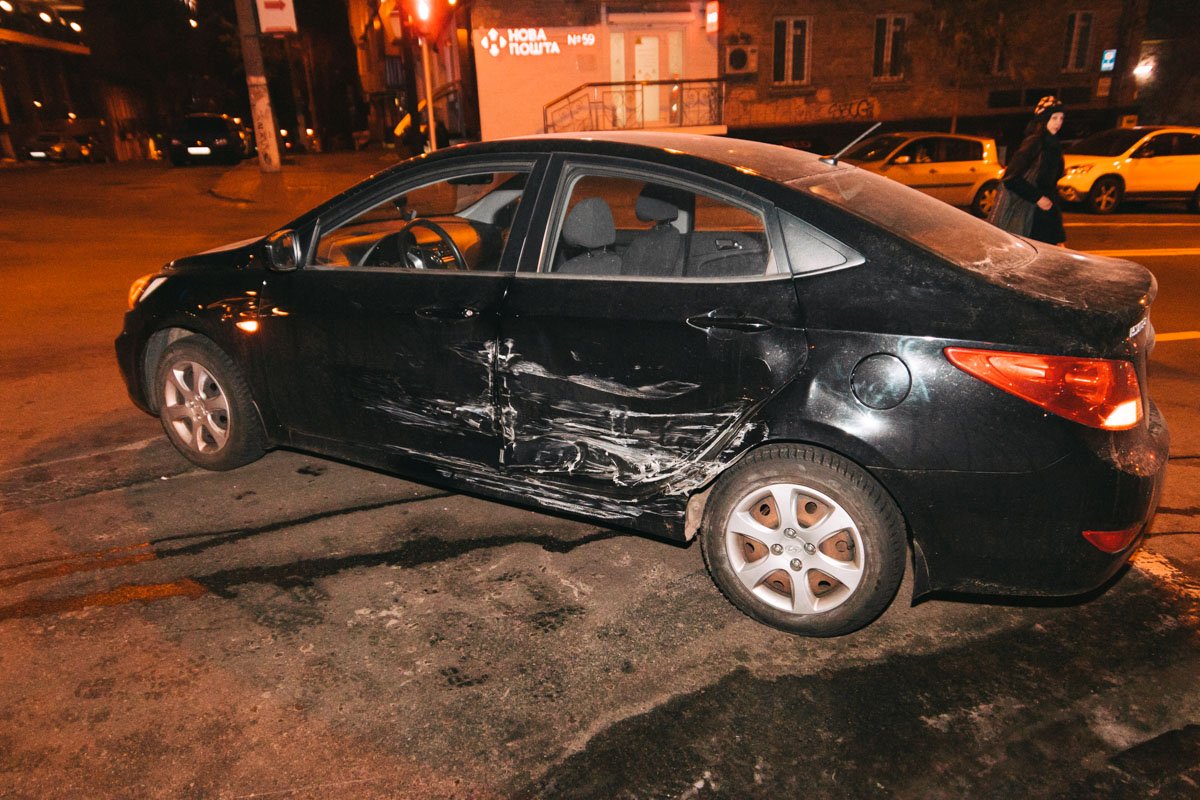 На пересечении улиц Бульварно-Кудрявской и Гоголевской произошла авария с участием автомобилей Hyundai i10 и Accent