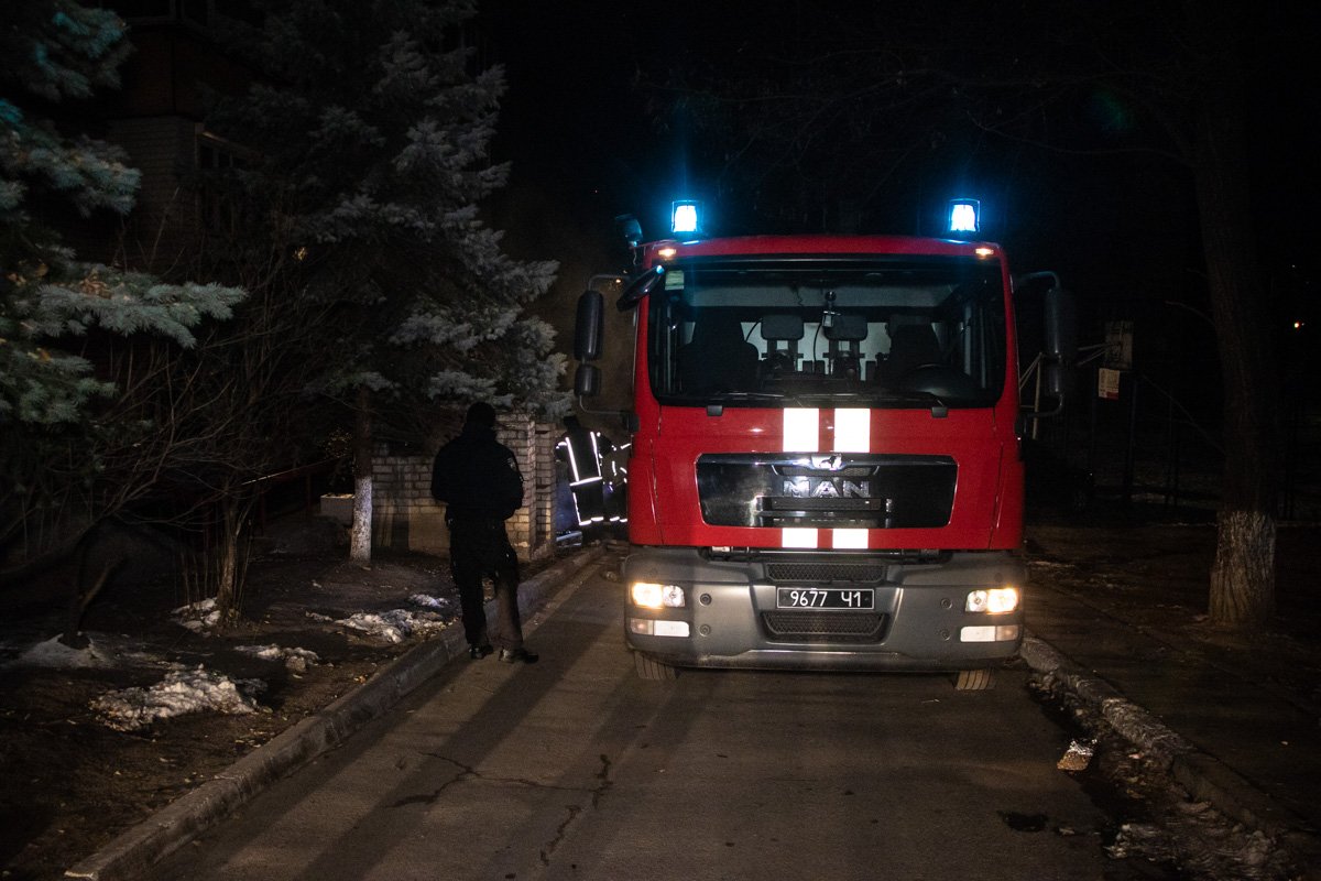 Местные жители вызвали спасателей после того, как увидели, что из канализационных люков идет едкий дым