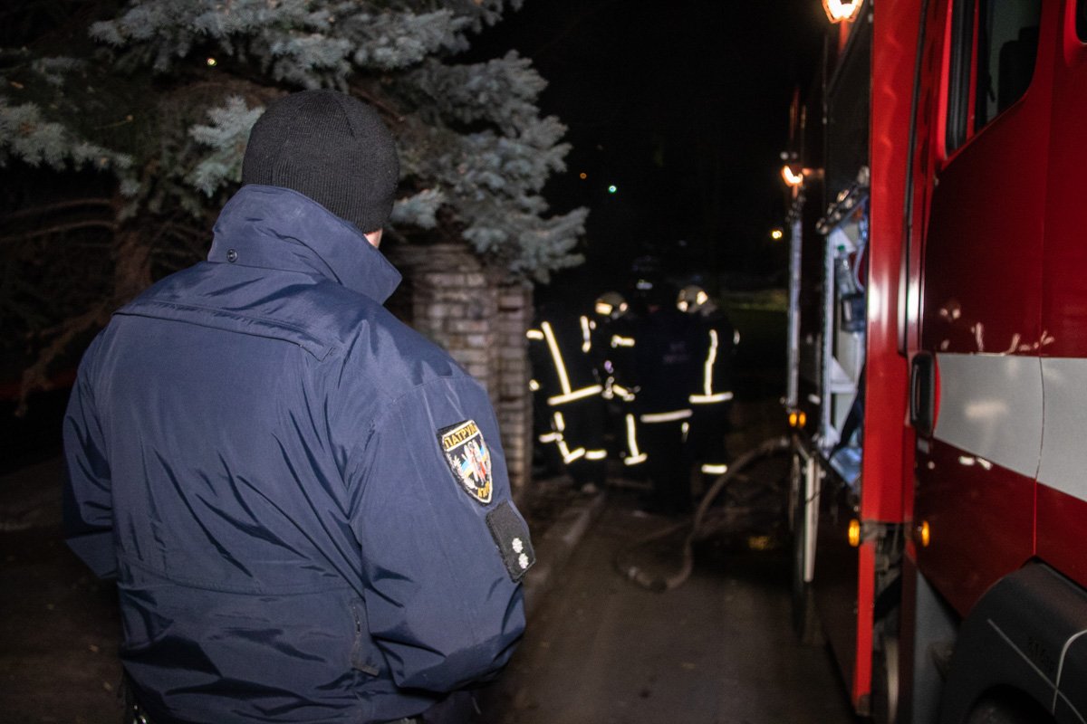 Из-за сильного задымления прибывшие на место происшествия пожарные не смогли сразу установить, где находится очаг возгорания