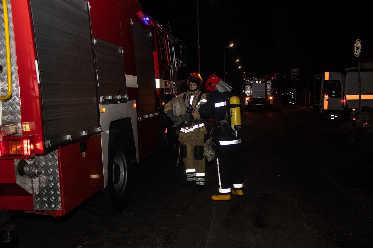 На место прибыли четыре пожарные машины На место прибыли четыре пожарные машины