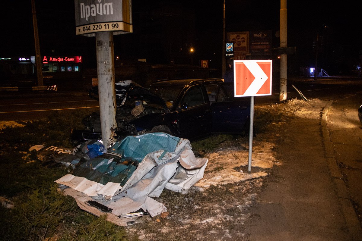 На пересечении проспекта Маяковского и улицы Сабурова произошла авария с участием автомобиля Audi A4 на еврономерах На пересечении проспекта Маяковского и улицы Сабурова произошла авария с участием автомобиля Audi A4 на еврономерах