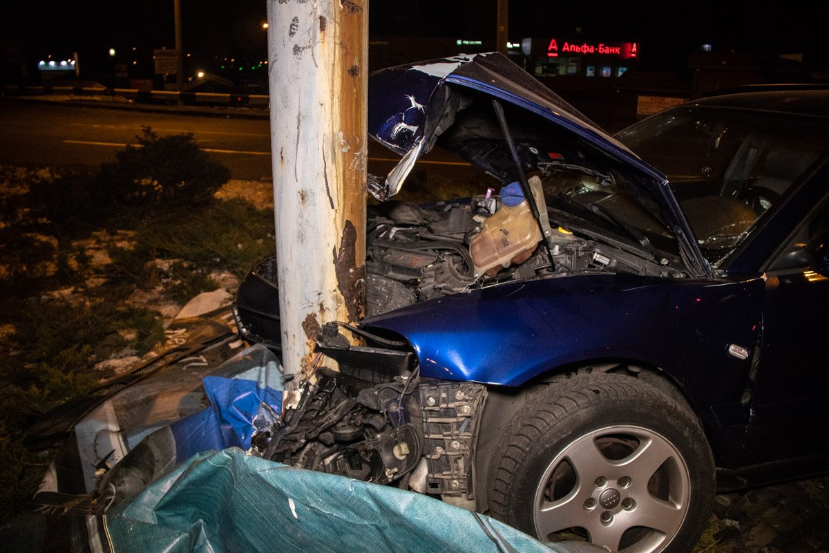 На пересечении с улицей Сабурова мужчина не справился с управлением На пересечении с улицей Сабурова мужчина не справился с управлением