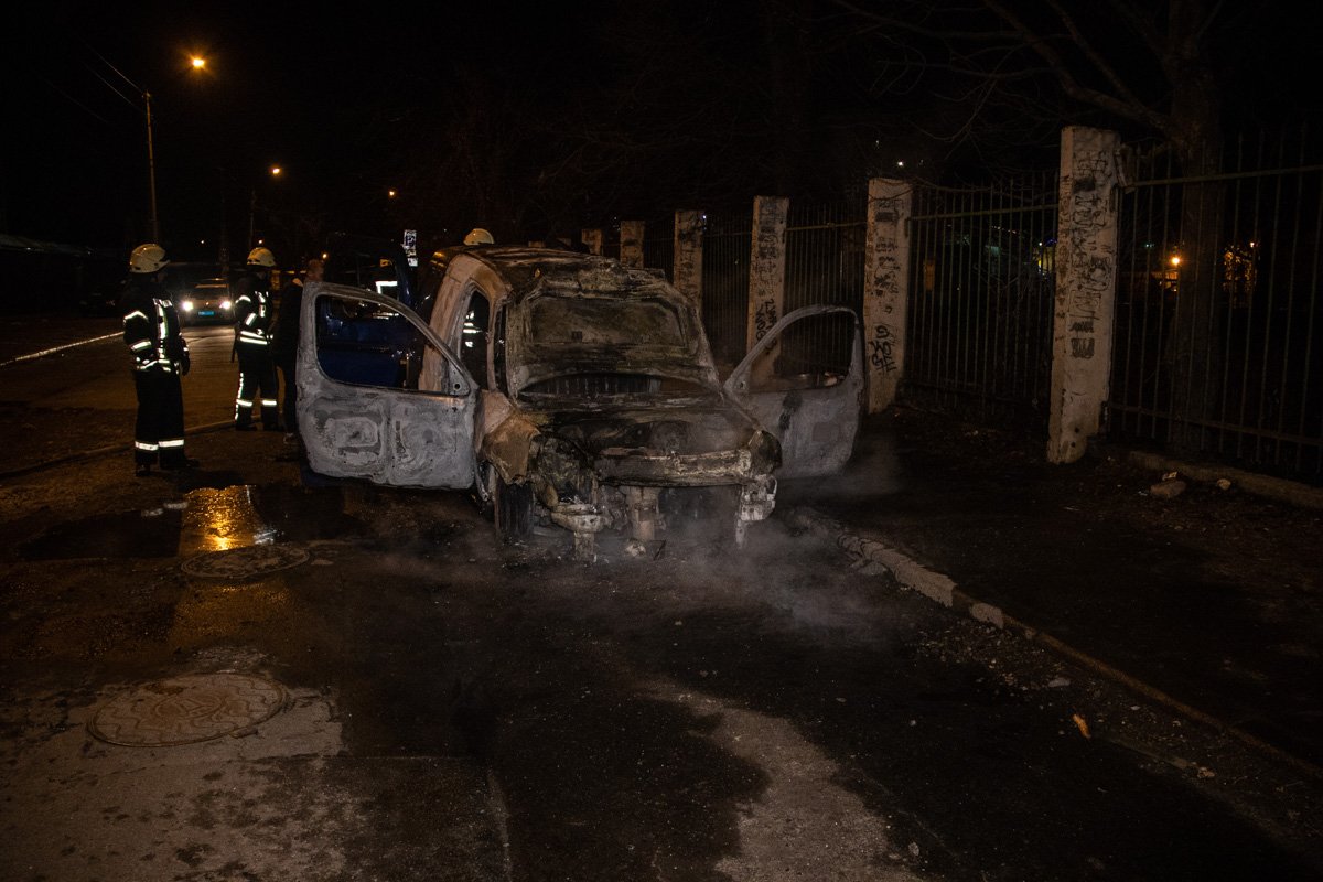 На улице Кирилловской возле Куреневского рынка на ходу загорелся автомобиль Citroen Berlingo На улице Кирилловской возле Куреневского рынка на ходу загорелся автомобиль Citroen Berlingo