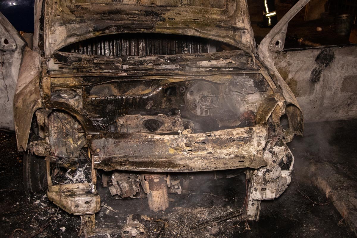 Когда машина проезжала возле Куреневского рынка, из-под капота авто начало вырываться пламя Когда машина проезжала возле Куреневского рынка, из-под капота авто начало вырываться пламя