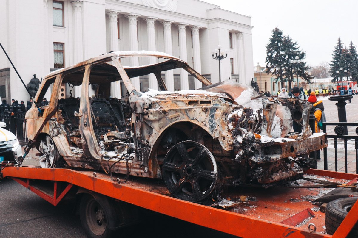 Сгоревший Range стоит на эвакуаторе у здания Верховной Рады