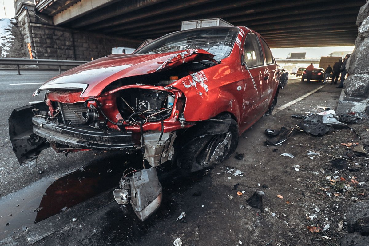 От удара Chevrolet выбросило в Mazda, а после столкновения развернуло прямо в бетонную опору моста