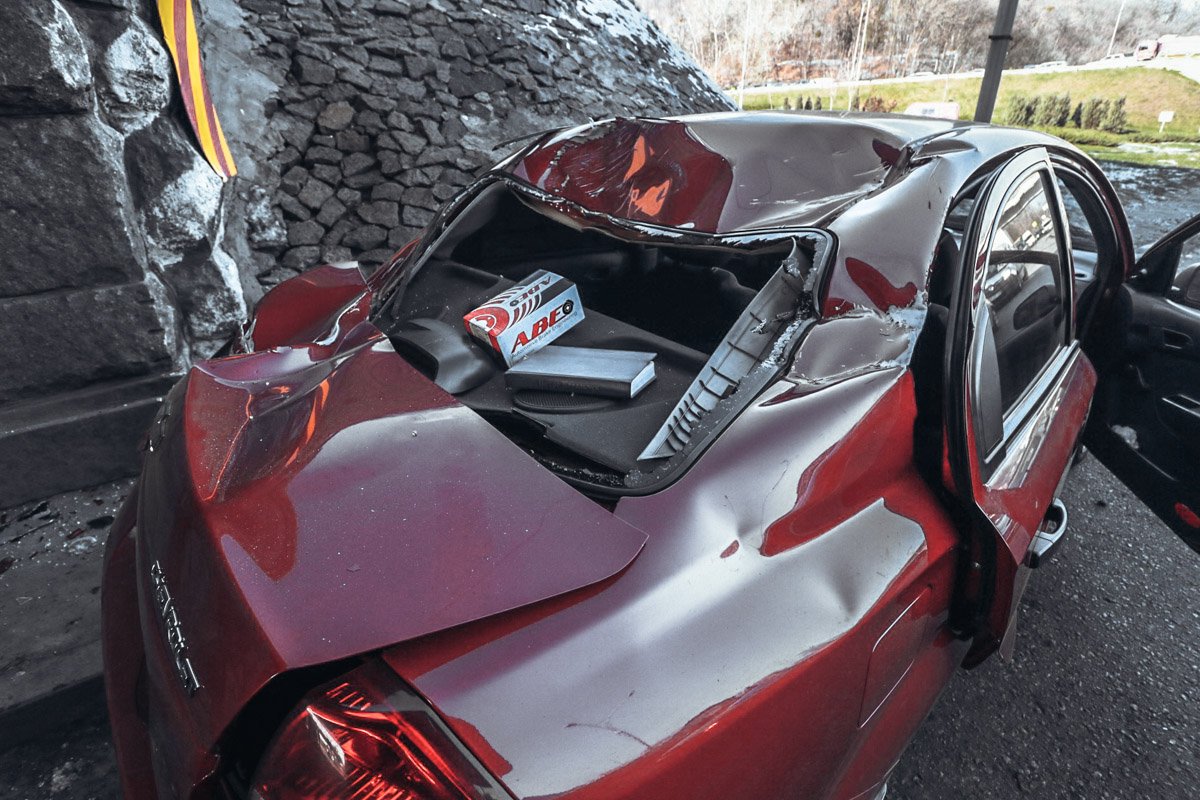 Водитель Chevrolet жаловался на боли в тазу и хромал, однако сообщил, что обратится за медицинской помощью позже