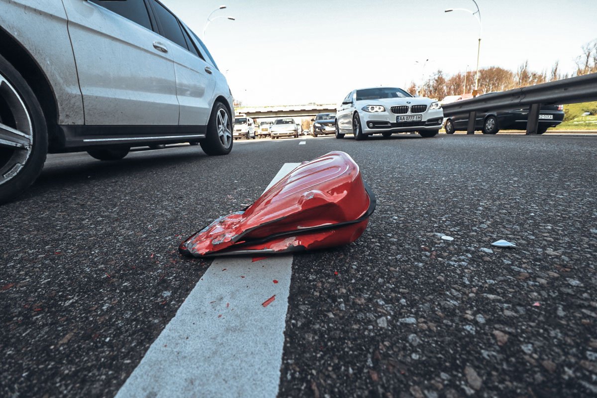 По Набережному шоссе в сторону Дарницкого моста собиралась огромная пробка