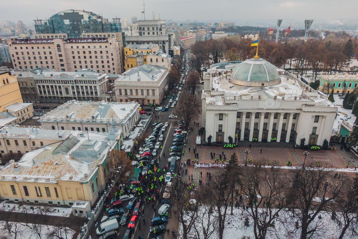 Активисты организации «АвтоЕвроСила» заблокировали проезд по улице Грушевского и расположились под стенами парламента Активисты организации «АвтоЕвроСила» заблокировали проезд по улице Грушевского и расположились под стенами парламента