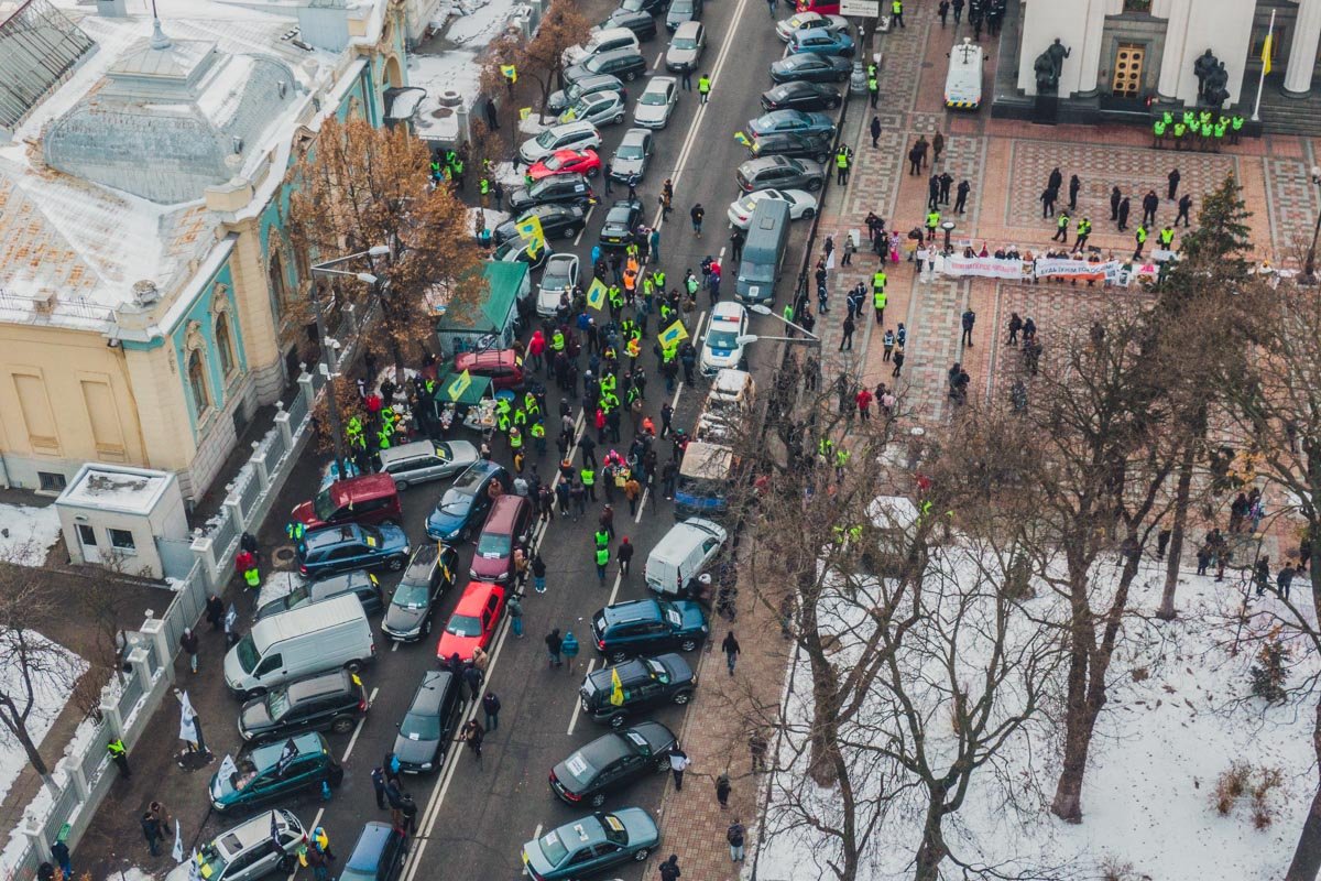 Пикетчики поставили на проезжей части свои автомобили с плакатами и флагами, а также разбили небольшой лагерь Пикетчики поставили на проезжей части свои автомобили с плакатами и флагами, а также разбили небольшой лагерь