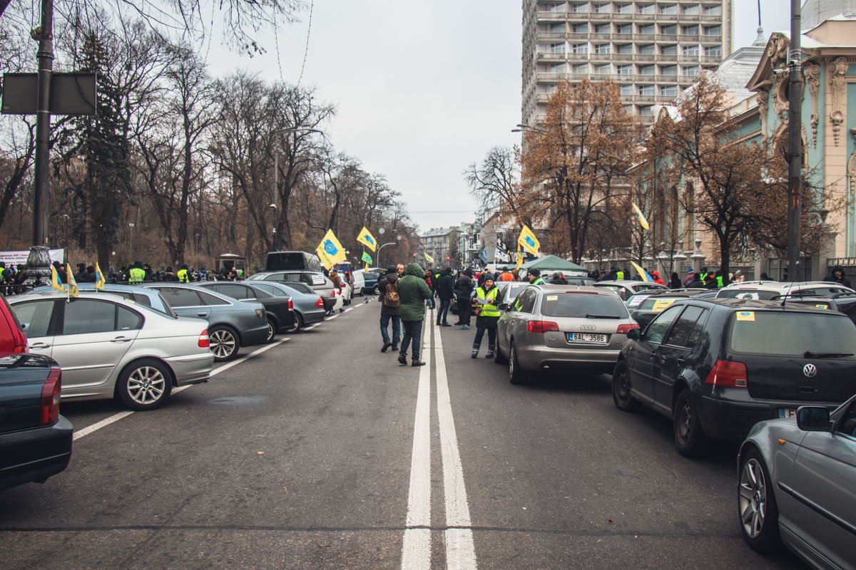 Пикетчики вышли на улицу, чтобы призвать Петра Порошенко наложить вето на принятые Верховной Радой законопроекты Пикетчики вышли на улицу, чтобы призвать Петра Порошенко наложить вето на принятые Верховной Радой законопроекты